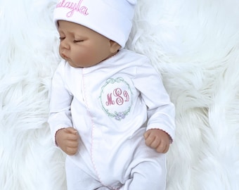 Pijama de niña con monograma: Conjunto de algodón orgánico para recién nacida con gorro