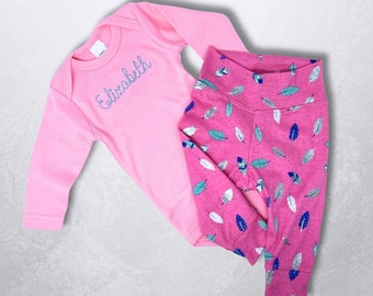 Conjunto personalizado para niña: Body bordado y leggings con plumas