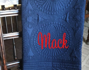 Edredón bordado personalizado para bebé: Manta de recuerdo azul marino