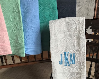 Edredón personalizado para bebé: Algodón con monograma, estilo reliquia, regalo de recuerdo para recién nacidos.