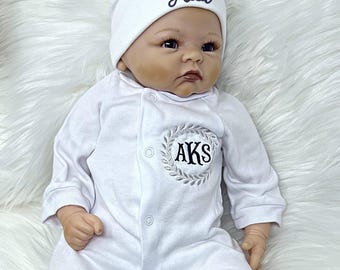 Conjunto personalizado para la llegada a casa del bebé: pijama bordado, gorro con monograma.