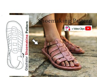 Könnte beinhalten: Ein digitales Schuhmacher-Schnittmuster für Gladiatorensandalen, bestehend aus einer schwarz-weißen Strichzeichnung des Designs, dem Text "Shoemaking Pattern", "Gladiator Shoemaking Pattern" und "+ Video Clips", sowie einem Foto von rosafarbenen Ledersandalen.