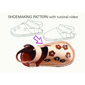 Puede incluir: Un patrón de zapatería con texto de video tutorial que muestra dos bocetos lineales de una sandalia y una sandalia terminada de cuero color canela claro decorada con pequeñas flores marrones, una correa en el talón y una hebilla lateral.