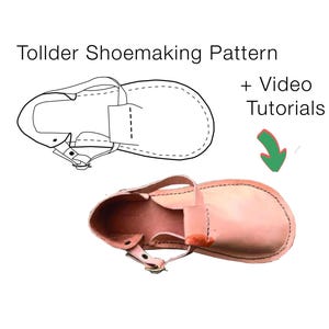 Könnte beinhalten: Ein Schnittmuster für Sandalen. Das Bild zeigt eine fertige Sandale aus hellrosa Leder und eine Strichzeichnung des Musters. Der Text lautet "Tollder Shoemaking Pattern + Video Tutorials."