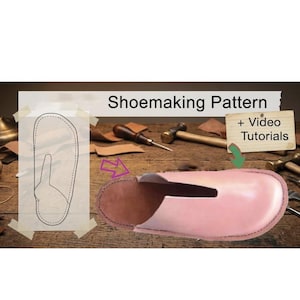 Puede incluir: Un patrón de zapatería con un dibujo lineal de una suela de zapato a la izquierda y un zapato tipo zueco de cuero rosa claro a la derecha. El texto Shoemaking Pattern + Video Tutorials aparece arriba. Se ven herramientas en el fondo.