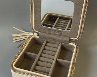 Estuche pequeño de viaje para joyas con cremallera y espejo, de piel acolchada color marfil, modelo WOLF 1834 Caroline.