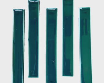 Lote de cinco (5) azulejos de cerámica vintage Pratt Larson verdes brillantes de 1x6 con borde redondeado
