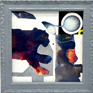 Könnte beinhalten: Ein gerahmtes Collage aus Mixed-Media-Kunstwerken mit einem schwarzen Panther mit rotem Auge, einem blauen und weißen Planeten und einem feurigen orange-schwarzen Hintergrund.
