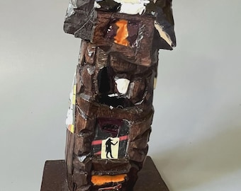 Escultura de arte en técnica mixta con forma de casita para pájaros tallada en madera original de Steven Tannenbaum.