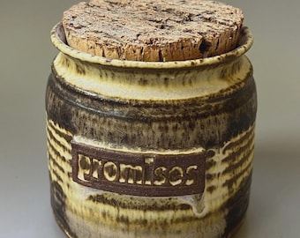 Tarro de cerámica vintage PROMISES con tapa de corcho, firmado con la marca del alfarero.