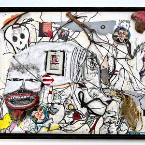 Könnte beinhalten: Ein Mixed-Media-Kunstwerk auf Leinwand mit weißem Hintergrund. Das Kunstwerk zeigt eine Vielzahl von Texturen, darunter Farbe, Papier und Stoff. Es gibt mehrere Bilder von Menschen, einen Schädel und einen Ast. Das Kunstwerk trägt den Titel "Sugar T", und die Unterschrift des Künstlers befindet sich unten rechts.