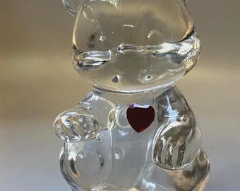 Oso de cristal Fenton antiguo con piedra natal de enero/julio, rubí rojo granate corazón