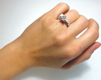 Women's Sterling Silver Heart Shape CZ Diamond Stimulant Bridal Wedding Engagement Ring.