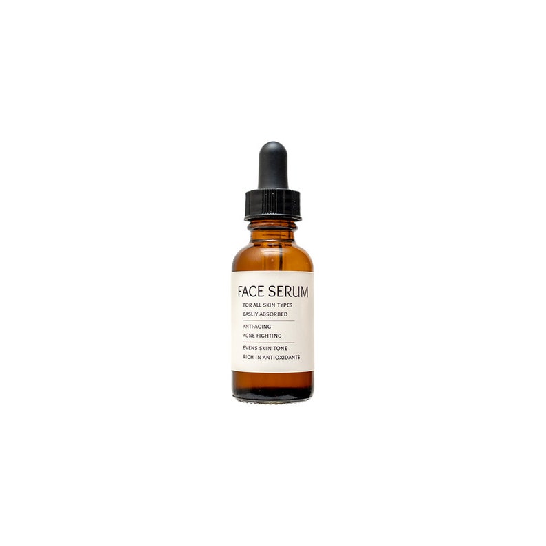 Op de afbeelding: Een bruine glazen fles met een zwarte druppelaar, met het label "FACE SERUM". De fles bevat een serum voor alle huidtypen dat gemakkelijk wordt opgenomen, anti-aging is, acne bestrijdt, de huidtint egaliseert en rijk is aan antioxidanten.