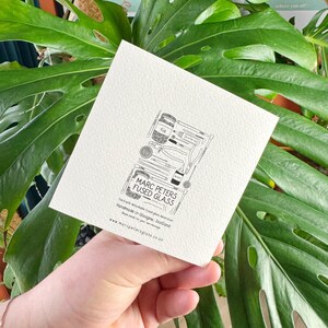 Pode incluir: Um cart&atilde;o branco com texto preto e ilustra&ccedil;&otilde;es. O texto diz "Marc Peters Fused Glass" e "Handmade in Glasgow, Scotland". As ilustra&ccedil;&otilde;es representam ferramentas e materiais usados na fus&atilde;o de vidro.