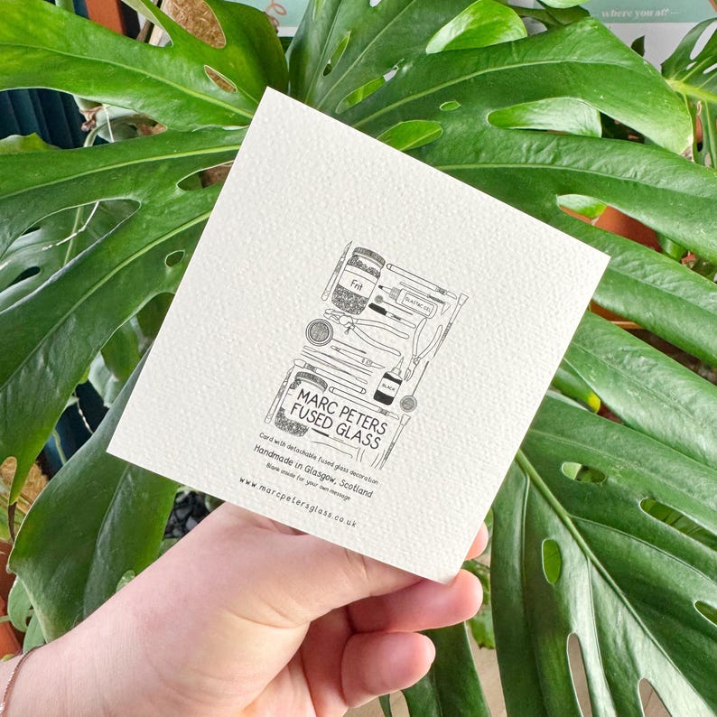 Pode incluir: Um cart&atilde;o branco com texto preto e ilustra&ccedil;&otilde;es. O texto diz "Marc Peters Fused Glass" e "Handmade in Glasgow, Scotland". As ilustra&ccedil;&otilde;es representam ferramentas e materiais usados na fus&atilde;o de vidro.