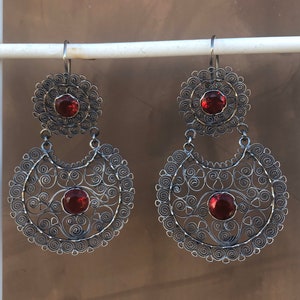 Aretes colgantes de filigrana de plata de ley oxidada de Oaxaca con piedra roja
