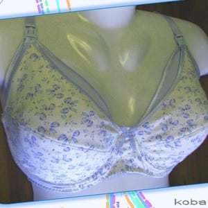 Puede incluir: Un sujetador de estampado floral blanco y azul con tirantes ajustables y cierre de gancho y ojo en la espalda.