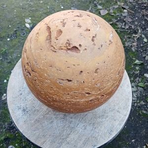 Kugel aus gelbem Travertin