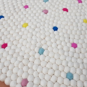 Felt Ball Rugs / White Rug with bright spot / Nursery Rug / Girl room carpet Free Shipping image 2