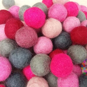 2 cm Filz Bommeln. Wolle Pom Pom Kindergirlande Dekoration. Rosa und Grautöne 100 % Wolle - DIY Basteln