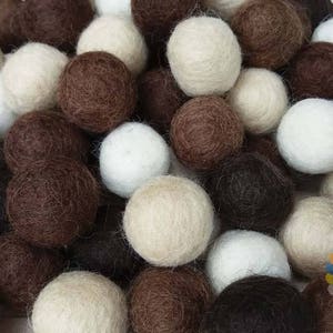 2 cm Filz Bommeln. Wolle Pom Pom Kindergirlande Dekoration. Braun- und Weißtöne 100 % Wolle - DIY Basteln