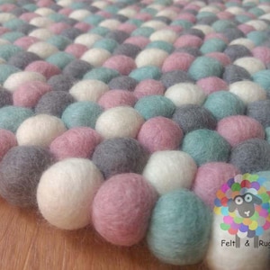 Tapis de boule en feutre / Tapis de laine à pompon rose, gris bleu et blanc (livraison gratuite)