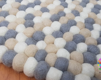 Alfombra de bolas de fieltro hecha a mano – Decoración infantil de lana natural