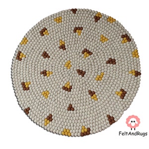 Filtbollsmatta: Off-white, bruna och senapsfärgade lappar (20 cm - 250 cm)