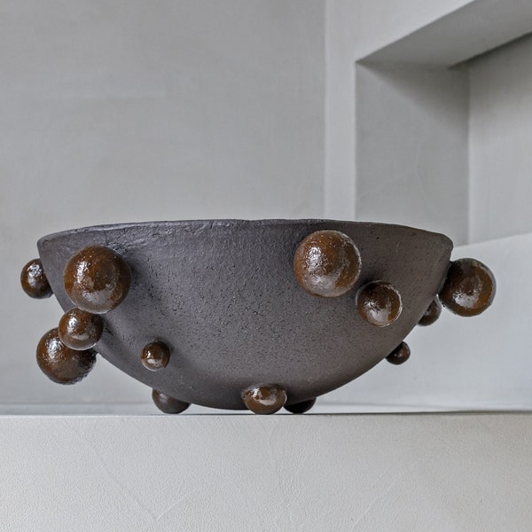 Keramik-Mittelstückschale mit Blasendekor, extra große schwarze Dekoschale, handgefertigte Steinzeug-Kleckse-Schale, organisches skulpturales Bommelelement