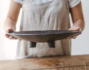 Grand plateau en céramique, décor de comptoir de ferme noir contemporain, grande assiette de service, pièce maîtresse décorative, cadeau de pendaison de crémaillère rustique