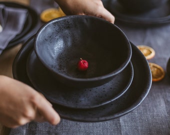 Service de vaisselle pour 12 personnes, céramique noire, service de vaisselle en grès, service de table complet, assiettes minimalistes pour dîner et dessert, bol à soupe rustique, cadeau pour maman