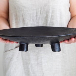 Große keramische Servierplatte, extra schwarze handgefertigte Steinzeug Servierplatte, Esstisch Mittelstück Tablett, Obstschale, Geschenk für Keramik-Liebhaber