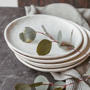 Set di 4 piatti bianchi maculati, grande piatto naturale da 10&quot;, piatto in ceramica fatto a mano, stoviglie in gres, piatto rustico da tavola, stoviglie biologiche