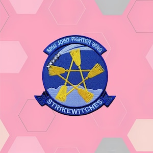 Pode incluir: Um remendo bordado azul e amarelo com uma estrela de cinco pontas e cinco vassouras. O texto "501st Joint Fighter Wing Strike Witches" está ao redor da estrela.