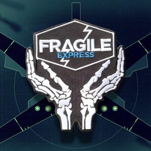 Może przedstawiać: Czarno-biała naszywka z napisem "FRAGILE EXPRESS" w kolorze białym i niebieskim, z motywem błyskawicy. Naszywka przedstawia motyw szkieletu dłoni na ciemnym tle.