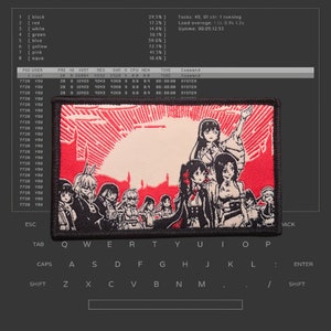 Może przedstawiać: Naszywka haftowana w kolorze czerwonym i białym przedstawiająca grupę postaci anime z czarnymi włosami i kolorowymi strojami. Postacie stoją przed czerwono-białym tłem z wschodzącym słońcem w oddali. Naszywka ma czarną ramkę.