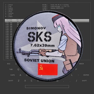 Könnte beinhalten: Ein grauer und schwarzer runder Patch mit einem stilisierten Bild einer Frau, die ein Gewehr hält. Der Patch trägt den Text "SIMONOV SKS 7.62x39mm SOVIET UNION" und eine rote Flagge mit Hammer und Sichel.