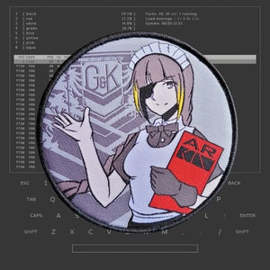 Könnte beinhalten: Ein runder, grau-weißer gestickter Aufnäher mit einer Anime-Frau in einem Dienstmädchen-Outfit, die einen roten Ordner mit dem Text "AR-KN" hält. Der Hintergrund des Aufnähers zeigt ein grau-weißes Muster mit dem Text "GK" in der oberen linken Ecke.