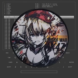 Può includere: Un cerotto rotondo, nero e bianco con un'illustrazione colorata in stile anime di una donna con capelli biondi e occhi azzurri. La donna indossa un cappello rosso con una stella. Il testo "LORD OF WAR AK47" è stampato sul cerotto.