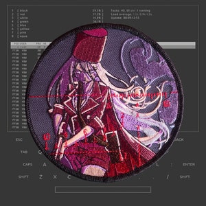 Könnte beinhalten: Gestickter Aufnäher mit einer stilisierten Anime-Figur mit langen lila Haaren, die ein rot-violettes Outfit trägt. Die Figur hält eine Waffe und trägt einen roten Hut. Der Aufnäher ist rund und hat einen schwarzen Rand.