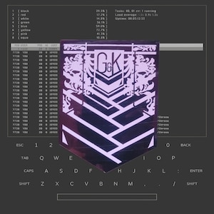 Könnte beinhalten: Ein silbernes und schwarzes Metallemblem mit den Buchstaben "G&K" in der Mitte. Das Emblem ist von einem dekorativen Design mit zwei Löwen und einem Chevron umgeben.