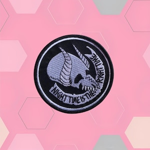Op de afbeelding: Zwart-witte geborduurde patch met een schedel met hoorns en de tekst "Night time is the..." rond de schedel.