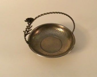 Precioso Vintage Martillado Metal Bowl / Cesta con Mango Adornado W / Flor H 4"