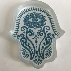 Hermosa hamsa / Fatima Bandeja de vidrio de mano / Plato Perla como vidrio blanco opalescente Diseño de mal de ojo