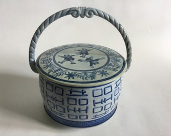 Vintage allemand Bleu White Candy Tin W/Handle Oriental Design H 6 " Dia 4 "