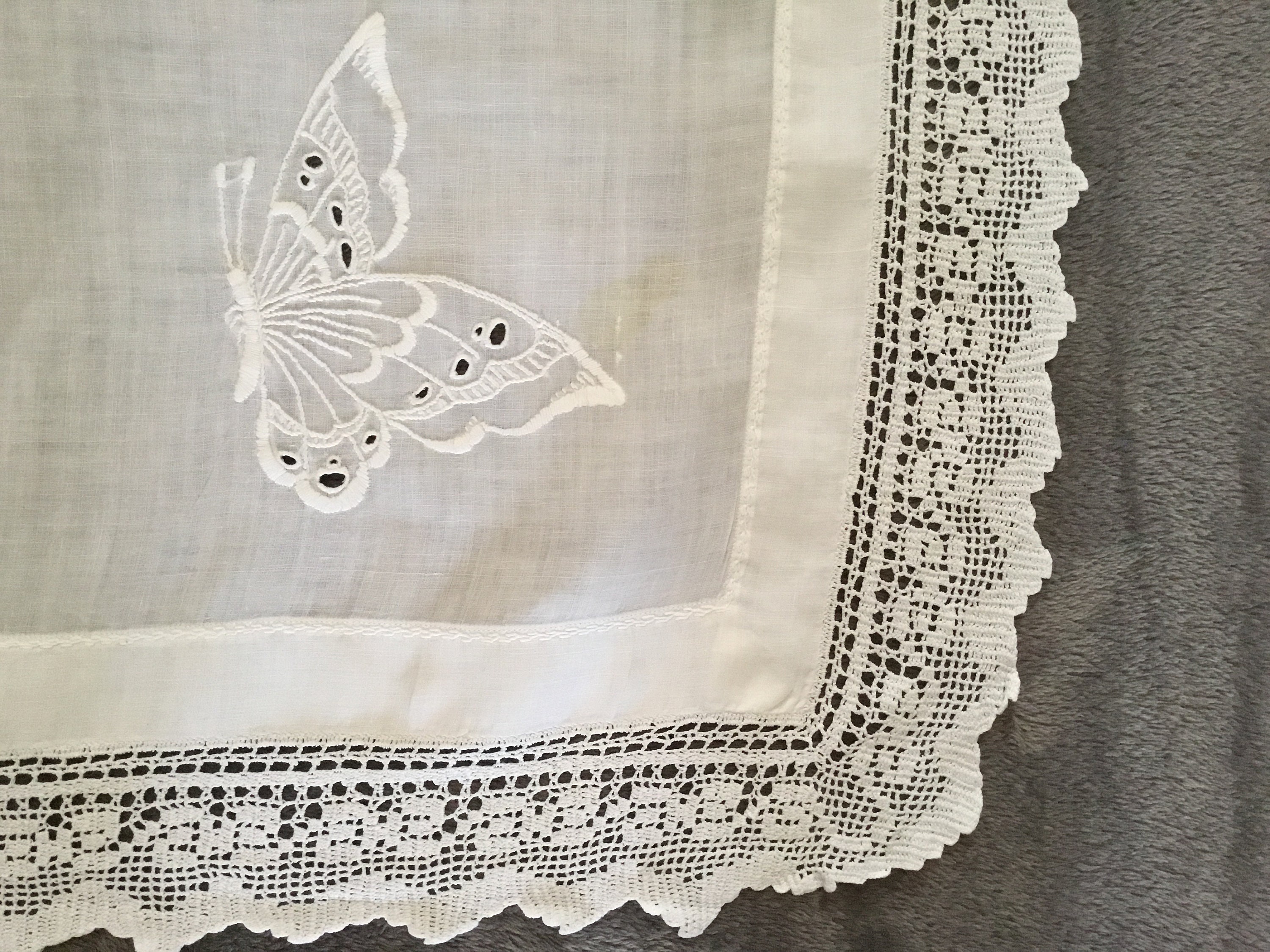 1930 年代の素敵な正方形のビンテージ ホワイト リネンの刺繍入り