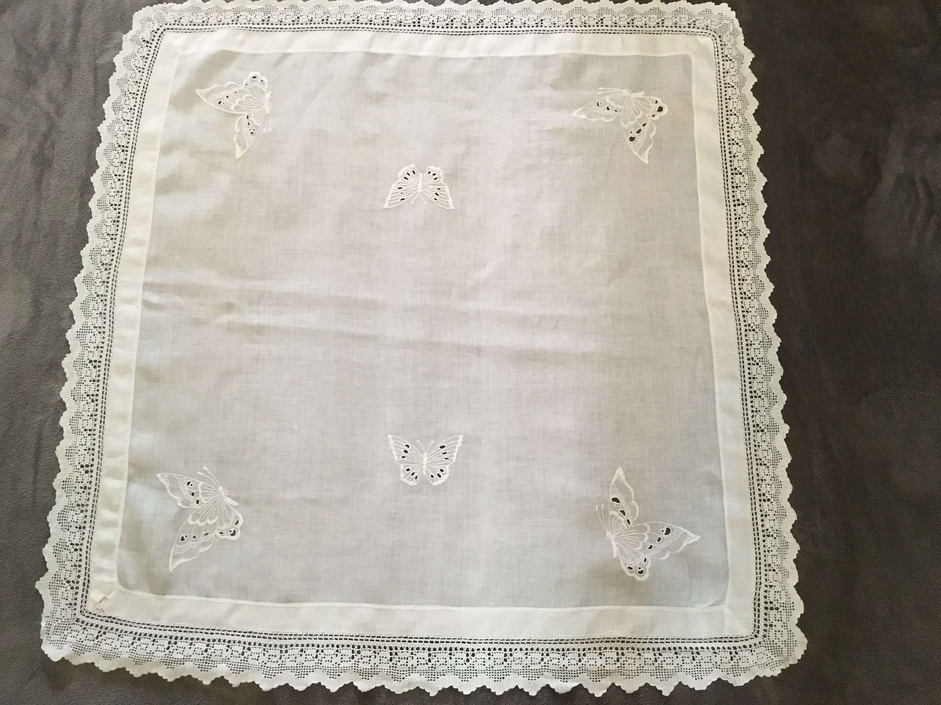 1930 年代の素敵な正方形のビンテージ ホワイト リネンの刺繍入り
