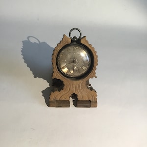 Antieke Zwarte Bos Vouwen zakhorloge vertoning geval.hand gesneden hout met beeld van een kerk of herenhuishuis C 1900