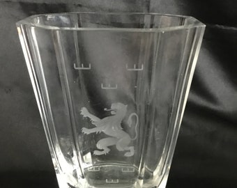 Silhouette noire et blanche d'un whisky écossais en verre sur les